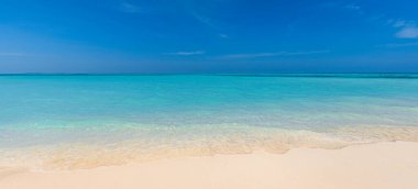 Kumlu sahili olan güzel deniz manzarası