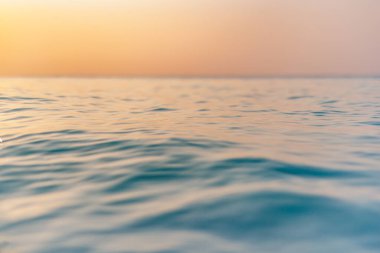 soyut bulanık gün batımı denizde, su yüzeyinin yakın görüntüsü