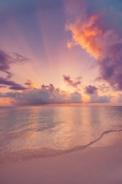 Kumlu sahili olan güzel deniz manzarası