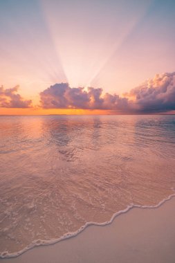 Kumlu sahili olan güzel deniz manzarası