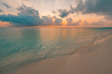 Kumlu sahili olan güzel deniz manzarası