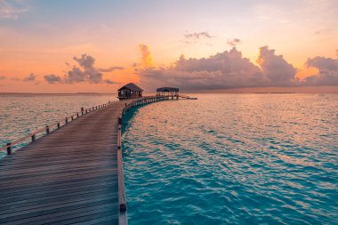 Tahta köprüsü olan güzel bir gün batımı