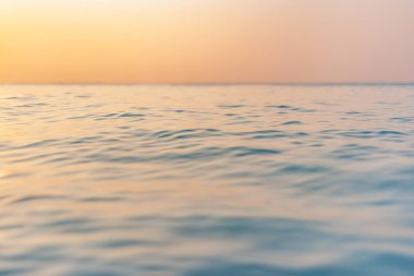 soyut bulanık gün batımı denizde, su yüzeyinin yakın görüntüsü