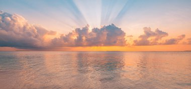 Deniz üzerinde dramatik bulutlu gün batımı gökyüzü