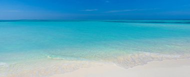 Kumlu sahili olan güzel deniz manzarası