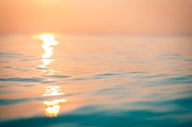 soyut bulanık gün batımı denizde, su yüzeyinin yakın görüntüsü