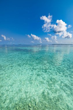 Kristal deniz suyu ve bulutlu mavi gökyüzü ile güzel tropikal plaj
