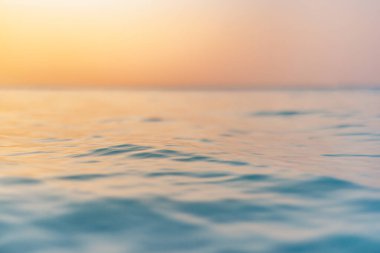 soyut bulanık gün batımı denizde, su yüzeyinin yakın görüntüsü