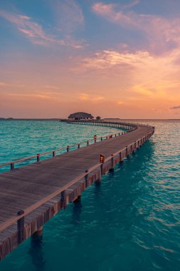 Tahta köprüsü olan güzel bir gün batımı