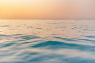 soyut bulanık gün batımı denizde, su yüzeyinin yakın görüntüsü