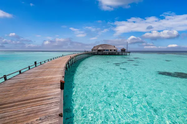 Turkuaz okyanus suyu ve bungalovlu ahşap köprü manzarası