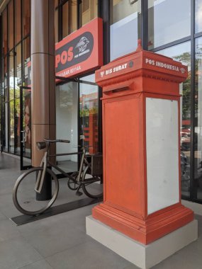 Denpasar, Endonezya - 2 Aralık 2019: Denpasar 'da bir postanenin önündeki posta kutusu standı.