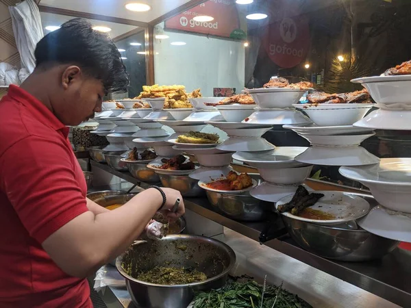 Tangerang Selatan Indonezja Listopada 2022 Kelner Serwuje Klientowi Dania Padang — Zdjęcie stockowe