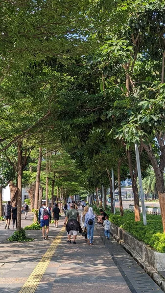 Джакарта Індонезія Травня 2023 Люди Ходять Тротуаром Вулиці Судрімана — стокове фото