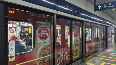 Jakarta, Endonezya - 14 Mayıs 2023: Sudirman ilçesindeki Setiabudi Astra MRT istasyonunda tren hareket ediyor.