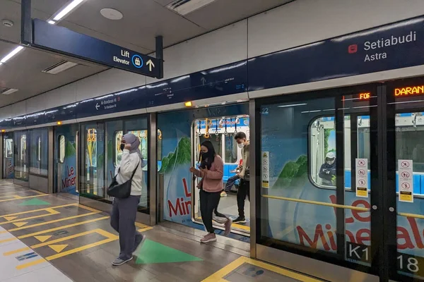 Jakarta Indonesia May 2023 Passengers Get Train Mrt Station Setiabudi — Stockfoto