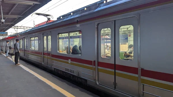 Tangerang Selatan Indonesien Maj 2023 Tåget Anlände Till Pendeltågstationen Rawa — Stockfoto