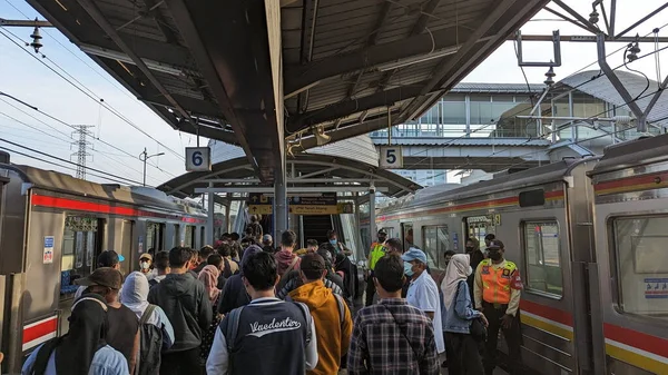 Jacarta Indonésia Maio 2023 Passageiros Saem Trem Estação Commuter Line — Fotografia de Stock