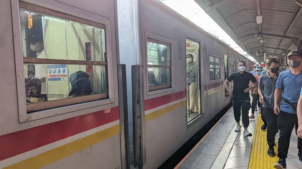 Jakarta Indonesien Mai 2023 Passagiere Steigen Bahnhof Tanah Abang Der — Stockfoto