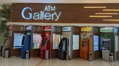 Tangerang Selatan, Endonezya - 17 Aralık 2023: Endonezya 'daki çeşitli bankalardan ATM makineleri sıraları.