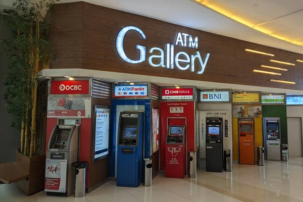 Tangerang Selatan, Endonezya - 17 Aralık 2023: Endonezya 'daki çeşitli bankalardan ATM makineleri sıraları.