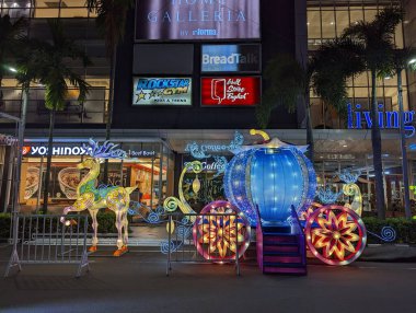 Tangerang Selatan, Endonezya - 13 Ocak 2023: Çin Yeni Yıl Sepeti için iki kavanoz kurabiye.