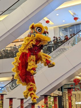 Tangerang Selatan, Endonezya - 20 Ocak 2023 AVM 'de aslan dansı gösterisi.