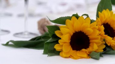 ayçiçekleriyle yapılmış masa süsü