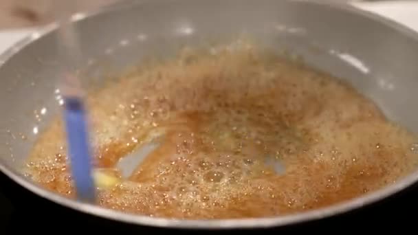 レシピを準備するために鍋で溶かしたバター — ストック動画