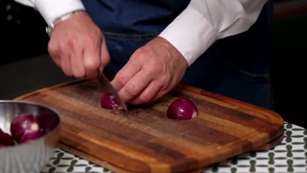 Der Koch Schneidet Die Tropea Zwiebeln Mit Dem Messer — Stockvideo