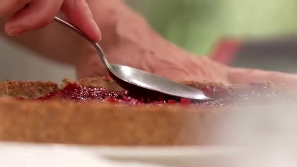 Der Konditor Streicht Marmelade Auf Den Kuchen — Stockvideo
