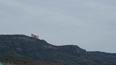 Bir Kanadalı su tanklarını doldurmak için denize iner.