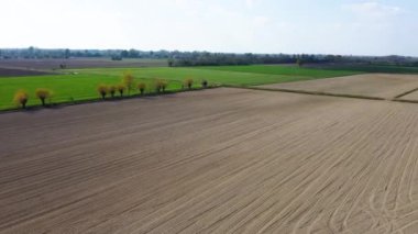 Milano iç bölgelerinde yeşil tarlalar üzerinde uçan insansız hava aracı atışı