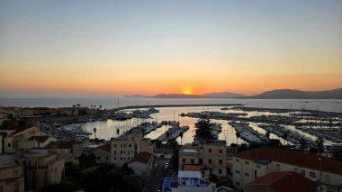 Alghero limanında gün batımı bir otelin çatısından çekilmiş.