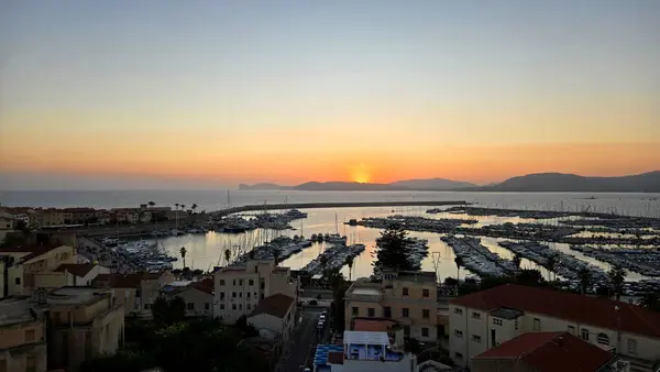 Alghero limanında gün batımı bir otelin çatısından çekilmiş.