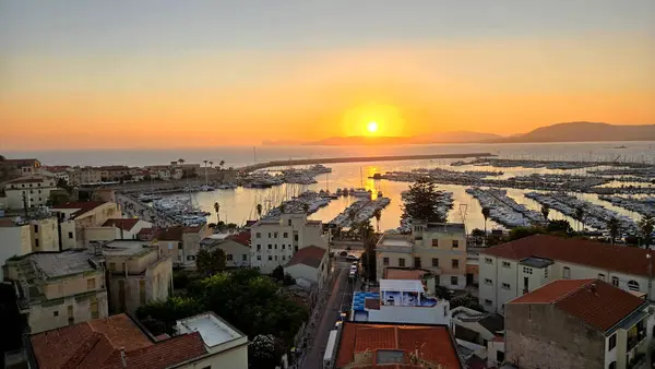 Alghero limanında gün batımı bir otelin çatısından çekilmiş.