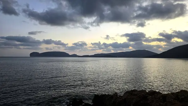 Alghero yakınlarındaki Porto Koyu 'nda gün batımı.