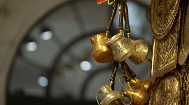 Tipik Türk boru ibrik İstanbul pazarında sergileniyor