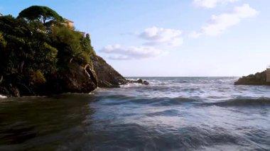 Günbatımında Portofino sahilinde romantik bir koy.