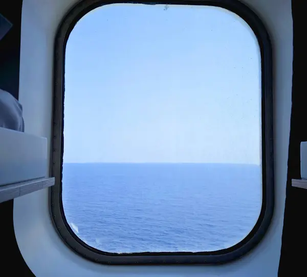 Yaz seyrüsefer sırasında deniz manzaralı gemi kamarası.