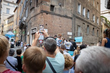 Siena, İtalya - 14 Temmuz 2024: Contrada Onda 'nın Palio di Siena Zaferi kutlamalarından çeşitli etkinlikler Piazza del Campo' ya doğru yürüyor