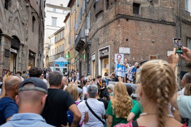 Siena, İtalya - 14 Temmuz 2024: Contrada Onda 'nın Palio di Siena Zaferi kutlamalarından çeşitli etkinlikler Piazza del Campo' ya doğru yürüyor