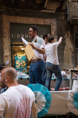 Siena, İtalya - 14 Temmuz 2024: Contrada Onda 'nın Palio di Siena Zaferi kutlamalarından çeşitli etkinlikler Piazza del Campo' ya doğru yürüyor