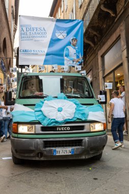 Siena, İtalya - 14 Temmuz 2024: Contrada Onda 'nın Palio di Siena Zaferi kutlamalarından çeşitli etkinlikler Piazza del Campo' ya doğru yürüyor