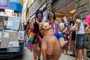 Siena, İtalya - 14 Temmuz 2024: Contrada Onda 'nın Palio di Siena Zaferi kutlamalarından çeşitli etkinlikler Piazza del Campo' ya doğru yürüyor