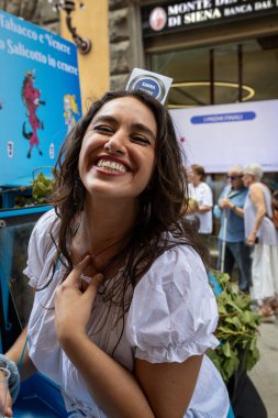 Siena, İtalya - 14 Temmuz 2024: Contrada Onda 'nın Palio di Siena Zaferi kutlamalarından çeşitli etkinlikler Piazza del Campo' ya doğru yürüyor