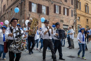 Siena, İtalya - 14 Temmuz 2024: Contrada Onda 'nın Palio di Siena Zaferi kutlamalarından çeşitli etkinlikler Piazza del Campo' ya doğru yürüyor