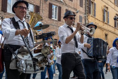 Siena, İtalya - 14 Temmuz 2024: Contrada Onda 'nın Palio di Siena Zaferi kutlamalarından çeşitli etkinlikler Piazza del Campo' ya doğru yürüyor