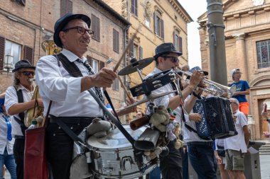 Siena, İtalya - 14 Temmuz 2024: Contrada Onda 'nın Palio di Siena Zaferi kutlamalarından çeşitli etkinlikler Piazza del Campo' ya doğru yürüyor