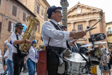 Siena, İtalya - 14 Temmuz 2024: Contrada Onda 'nın Palio di Siena Zaferi kutlamalarından çeşitli etkinlikler Piazza del Campo' ya doğru yürüyor